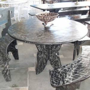 Mesa Redonda e Bancos Curvo em PinturaEmvelhecida